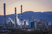 Das Treibhausgas Kohlendioxid, wie es zum Beispiel in Ölraffinerien entsteht,  kann für die Industrie zum Wertstoff werden. Oft kostet die Umwandlung jedoch viel Energie. 