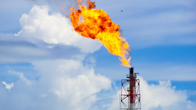 Gasfackel in einer Ölraffinerie: Die Industrie für fossile Brennstoffe ist eine bedeutende Quelle für Methanemissionen, es gibt aber auch Technologien zu deren Verringerung.