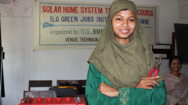 Eine Auszubildende in Bangladesch erlernt die Wartung von Solaranlagen. Ihre Fortbildung wurde von der Internationalen Arbeitsorganisation (ILO) organisiert, einer Sonderorganisation der Vereinten Nationen. 