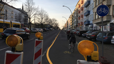 Mehr Sicherheit für Radfahrerinnen und Radfahrer bieten die Pop-up-Radwege in Berlin.