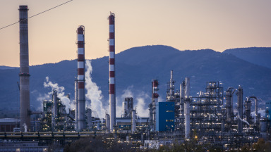 Das Treibhausgas Kohlendioxid, wie es zum Beispiel in Ölraffinerien entsteht,  kann für die Industrie zum Wertstoff werden. Oft kostet die Umwandlung jedoch viel Energie. 