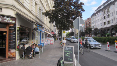 Cafés und Geschäfte am Kottbusser Damm in Berlin-Kreuzberg: Nur 7 Prozent der Kundinnen und Kunden kommen mit dem Auto. 
