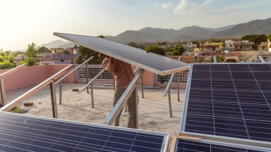 Solarpanele Arbeiter Afrika